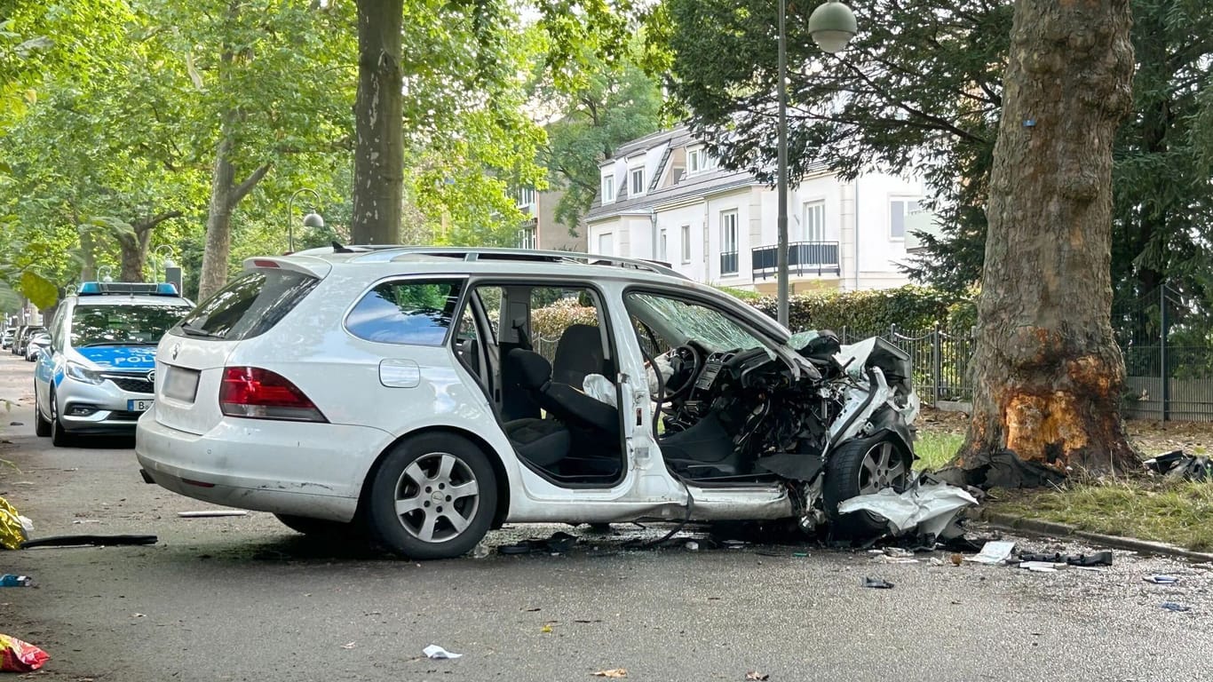 Das verunfallte Fahrzeug steht an der Unfallstelle im Berliner Westend: Bei einem Verkehrsunfall hat es mehrere Verletzte gegeben.