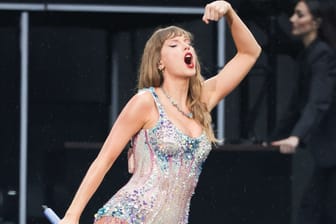 US-Sängerin Taylor Swift singt im Volksparkstadion auf der Bühne.