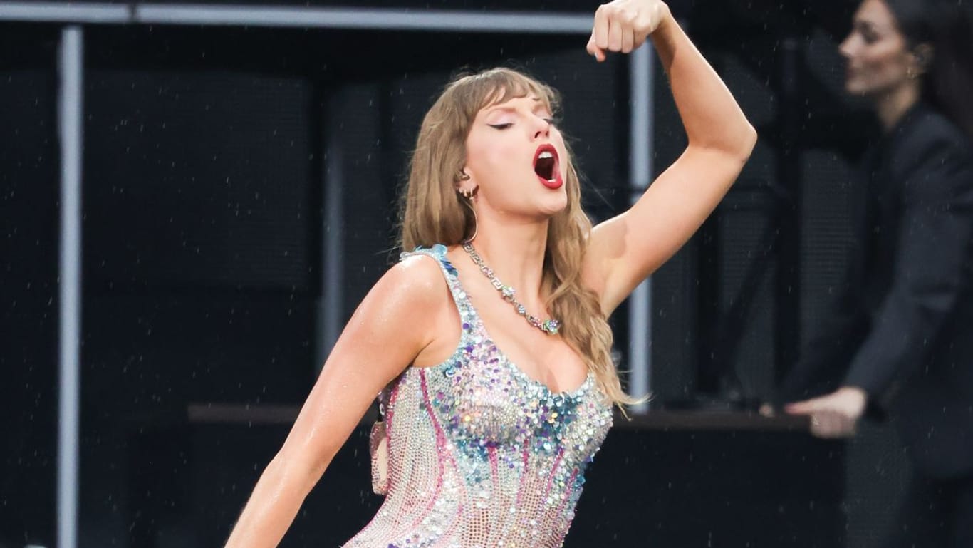 US-Sängerin Taylor Swift singt im Volksparkstadion auf der Bühne.