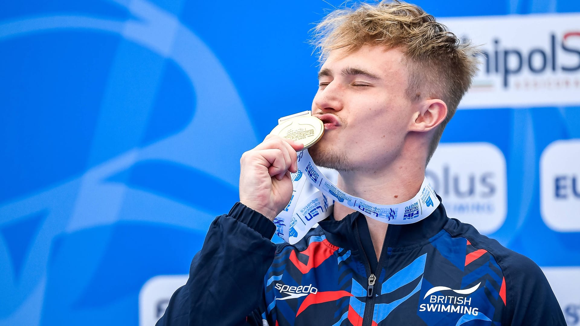 Nicht nur bei Olympischen Spielen erfolgreich: Jack Laugher küsst seine Medaille bei der EM 2022 in Rom.