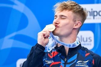Nicht nur bei Olympischen Spielen erfolgreich: Jack Laugher küsst seine Medaille bei der EM 2022 in Rom.