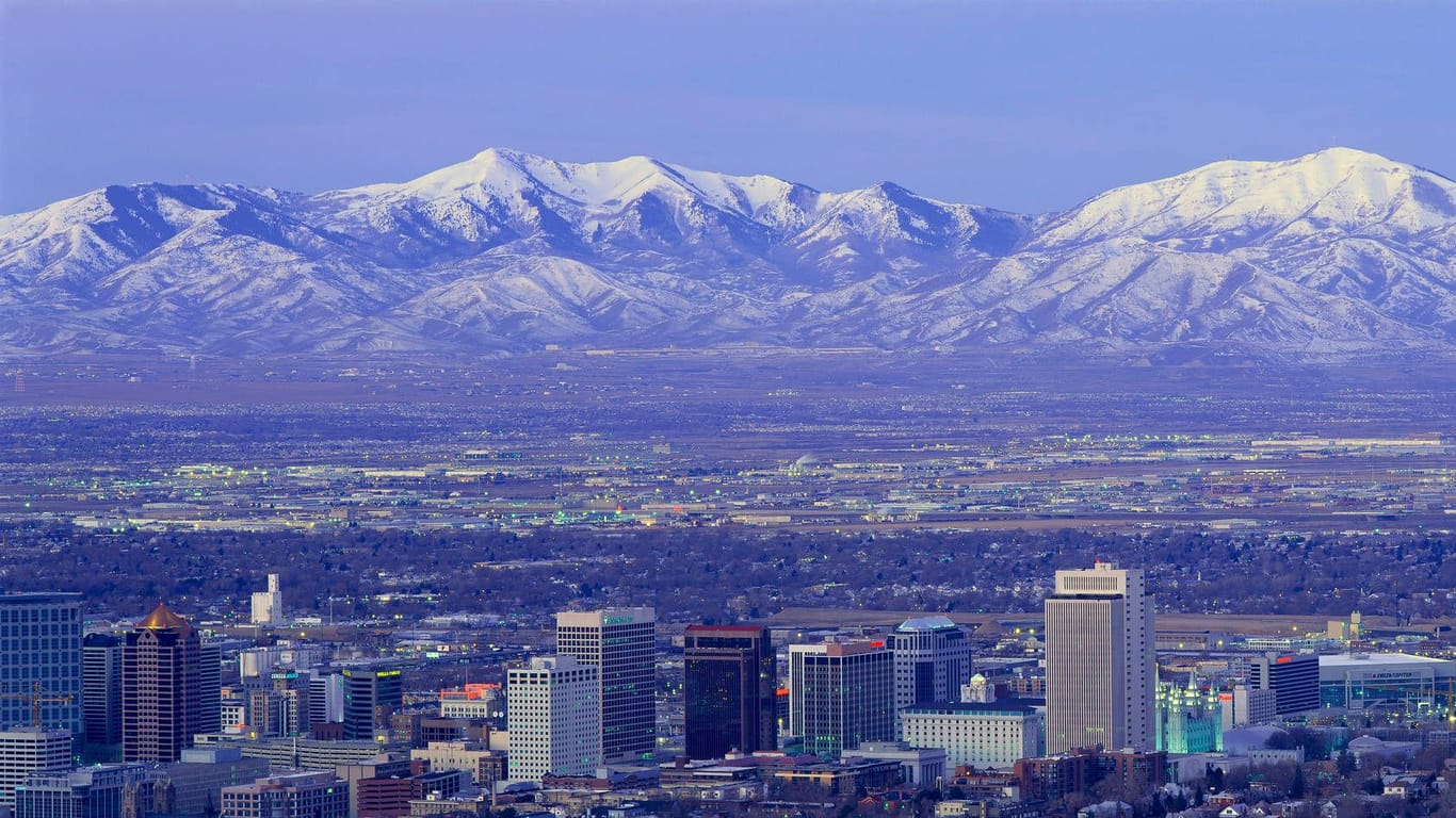 Im Vordergrund die Stadt, im Hintergrund die Berge: Salt Lake City.