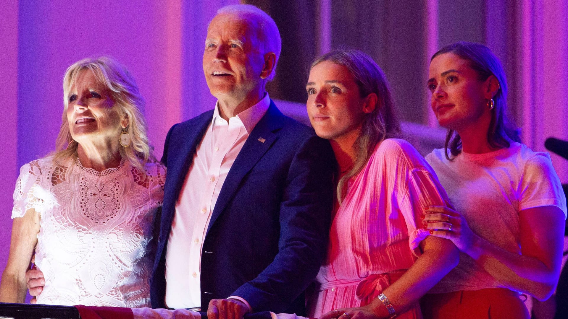 Joe Biden: Ehefrau Jill (l.) und seine Enkelinnen Naomi und Finnegan stärken ihm den Rücken.