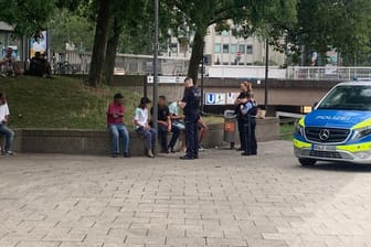 Jugendliche werden von der Polizei am Ebertplatz kontrolliert: Immer wieder werden Passanten hier Ketten vom Hals gerissen.