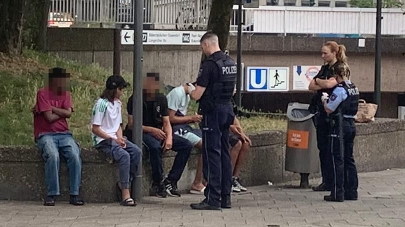 Jugendliche werden von der Polizei am Ebertplatz kontrolliert: Immer wieder werden Passanten hier Ketten vom Hals gerissen.