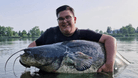 Raphael Poik mit seinem Fang: Ein 2,17 Meter langer und 85 Kilogramm schwerer Wels.