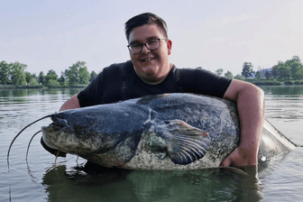 Raphael Poik mit seinem Fang: Ein 2,17 Meter langer und 85 Kilogramm schwerer Wels.