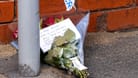 Blumen liegen in der Nähe der Hart Street, wo ein Mann festgenommen und ein Messer beschlagnahmt wurde.