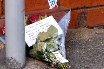 Blumen liegen in der Nähe der Hart Street, wo ein Mann festgenommen und ein Messer beschlagnahmt wurde.