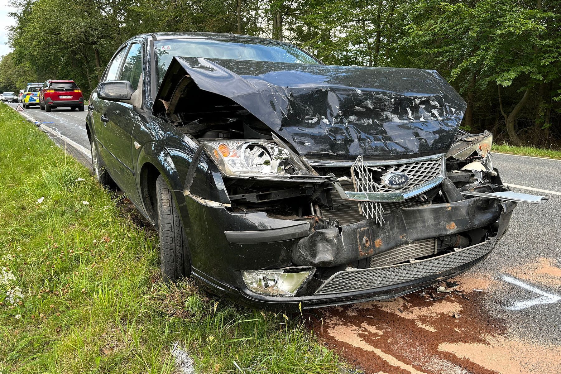 Unfallstelle zwischen Radeberg und Langebrück zu einem Verkehrsunfall: Die Straße musste gesperrt werden.