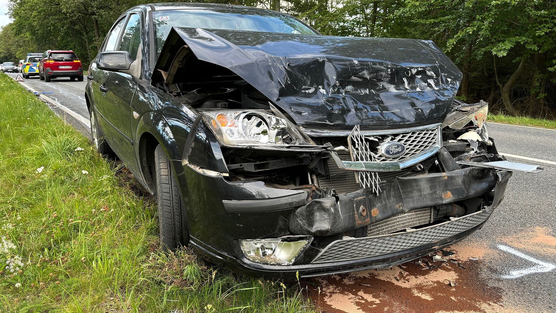 Unfallstelle zwischen Radeberg und Langebrück zu einem Verkehrsunfall: Die Straße musste gesperrt werden.