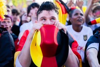 Ein Deutschland-Fan verfolgt das EM-Spiel in der Fanzone am Brandenburger Tor: Am Freitagabend hatten die Fans keinen Grund zur Freude.