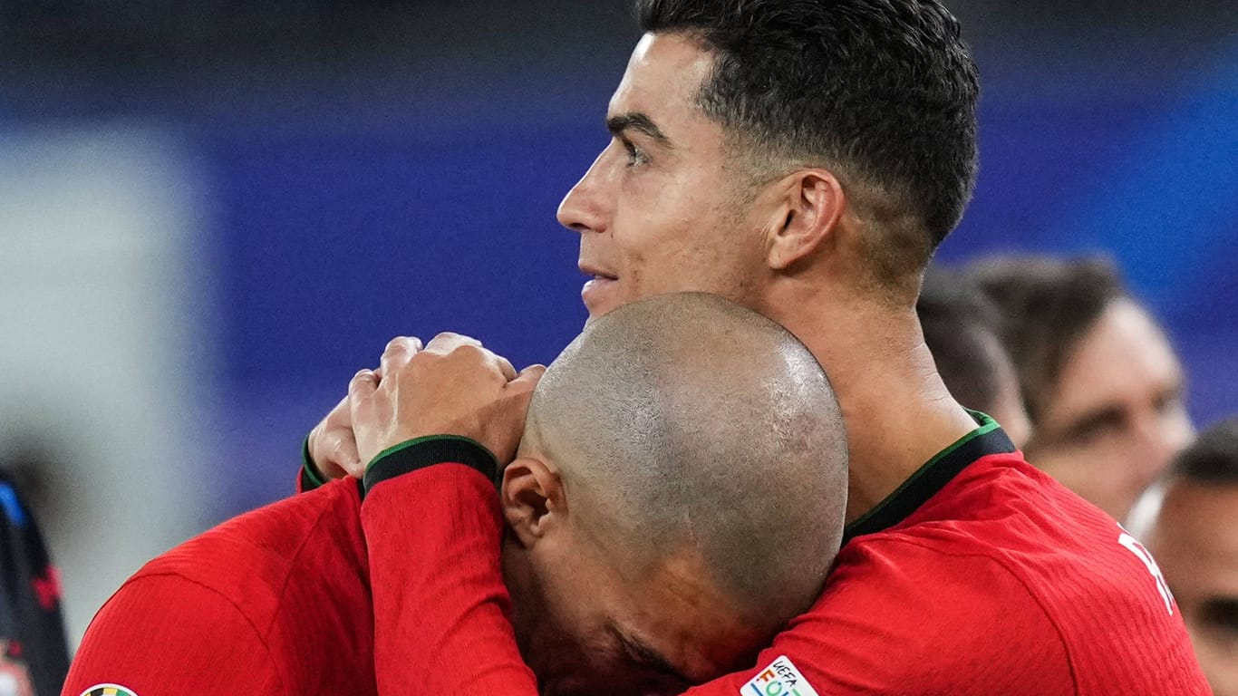 Pepe (l.) trauert in den Armen Cristiano Ronaldos.