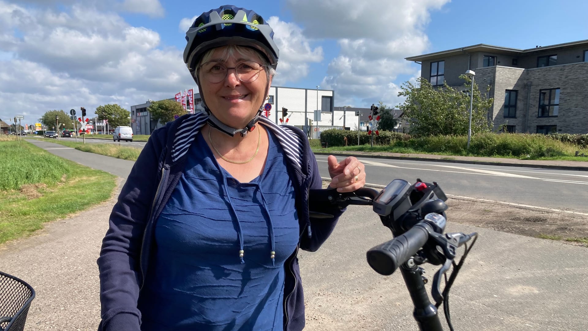 Urlauberin Doris (67) kommt mit ihrer Familie jedes Jahr nach Sylt: Über die "Chaostage" freut sie sich nicht, ist mit den Punkern aber schon ins Gespräch gekommen.