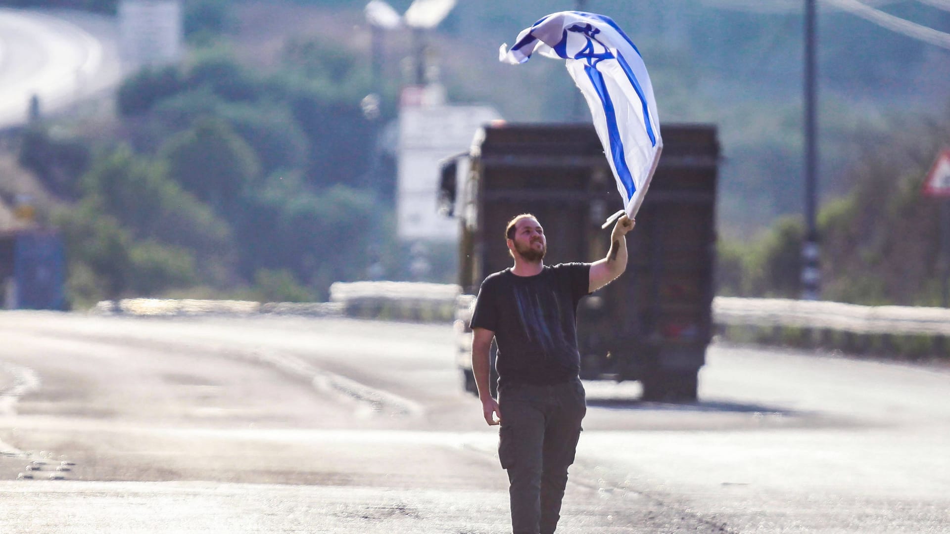 Ein israelischer Siedler in der palästinensischen Stadt Nablus (Symbolbild): Die EU belegt radikale israelische Siedler mit weiteren Sanktionen.