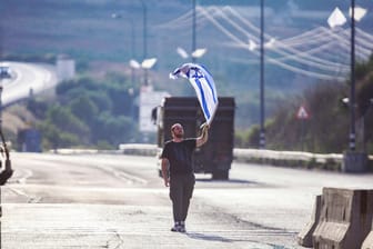 Ein israelischer Siedler in der palästinensischen Stadt Nablus (Symbolbild): Die EU belegt radikale israelische Siedler mit weiteren Sanktionen.