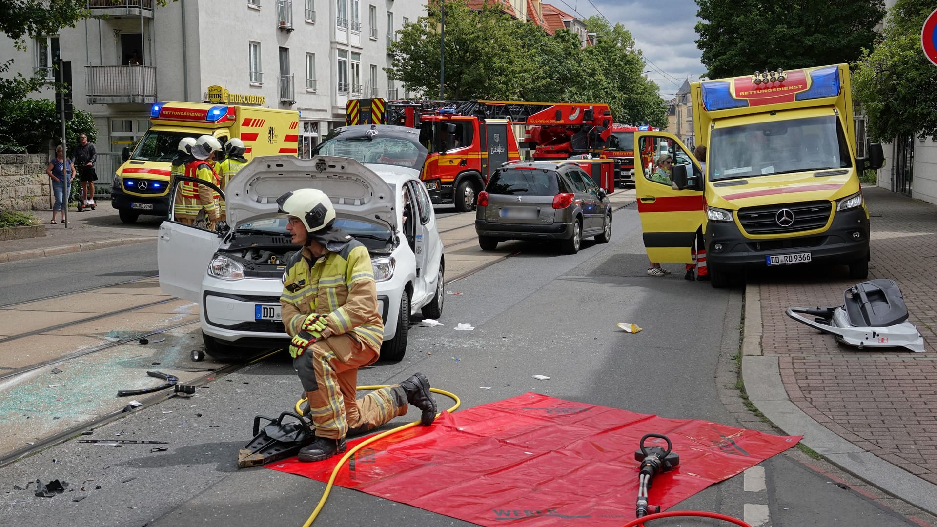 Rettungseinsatz auf der Kesselsdorfer Straße: Der Unfallbereich war bis 13 Uhr voll gesperrt.