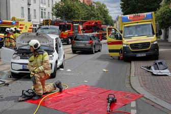 Rettungseinsatz auf der Kesselsdorfer Straße: Der Unfallbereich war bis 13 Uhr voll gesperrt.
