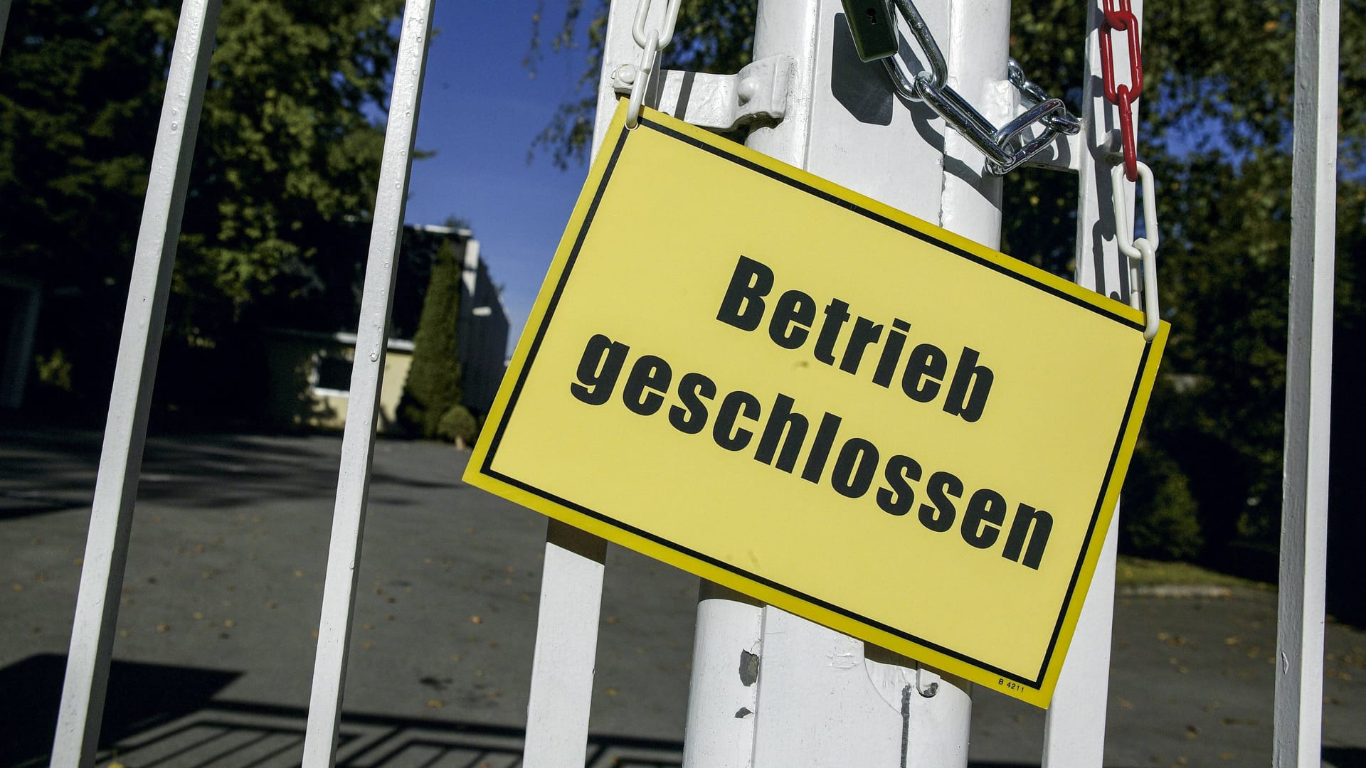 Schild mit der Aufschrift "Betrieb geschlossen" (Symbolbild): Die Zukunft der Rund 750 Mitarbeiter ist ungewiss.