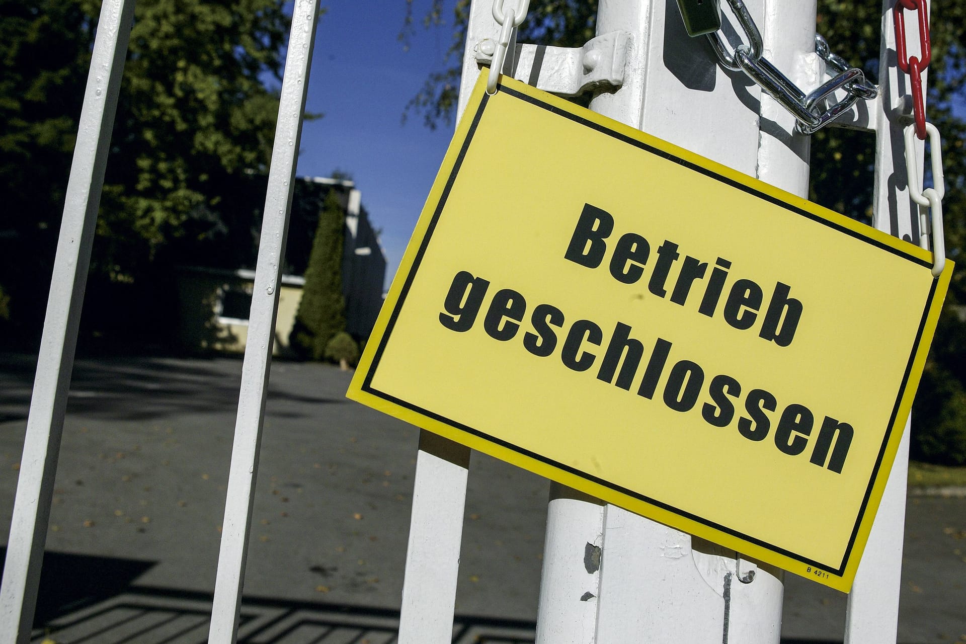 Schild mit der Aufschrift "Betrieb geschlossen" (Symbolbild): Die Zukunft der Rund 750 Mitarbeiter ist ungewiss.