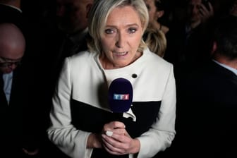 Marine Le Pen antwortet einem Fernsehsender nach der zweiten Runde der Parlamentswahlen.