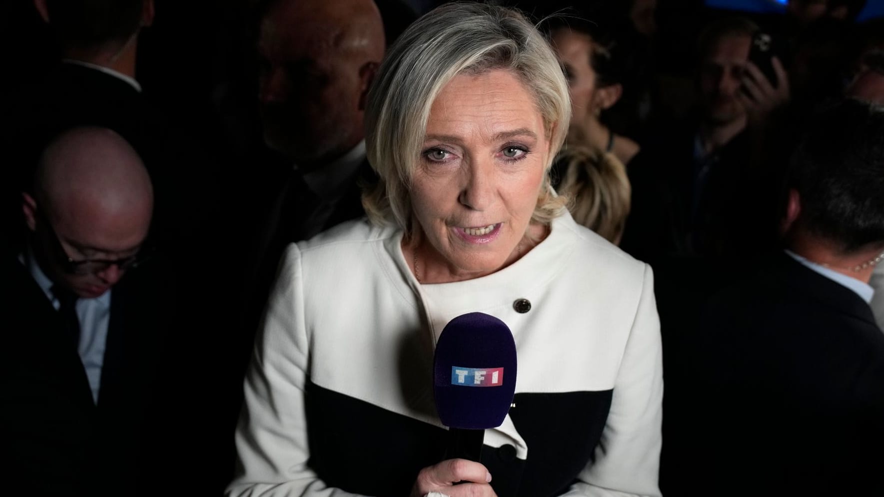 Marine Le Pen antwortet einem Fernsehsender nach der zweiten Runde der Parlamentswahlen.