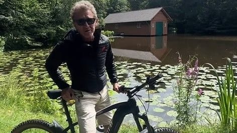 Peter Maffay radelt vor seiner Show in Bremen durch den Bürgerpark.