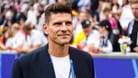 Mario Gomez: Die Szene ereignete sich vor Anpfiff des EM-Halbfinals zwischen Spanien und Frankreich.