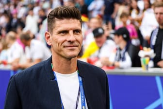 Mario Gomez: Die Szene ereignete sich vor Anpfiff des EM-Halbfinals zwischen Spanien und Frankreich.