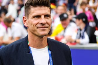 Mario Gomez: Die Szene ereignete sich vor Anpfiff des EM-Halbfinals zwischen Spanien und Frankreich.