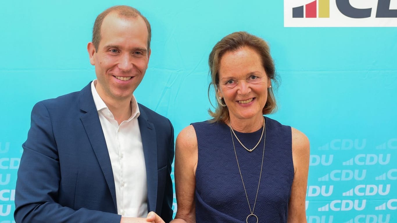CDU-Parteichef Dennis Thering (l.) begrüßt Anna von Treuenfels-Frowein: Die FDP-Abgeordnete tritt jetzt für die Christdemokraten an.