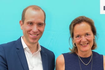 CDU-Parteichef Dennis Thering (l.) begrüßt Anna von Treuenfels-Frowein: Die FDP-Abgeordnete tritt jetzt für die Christdemokraten an.