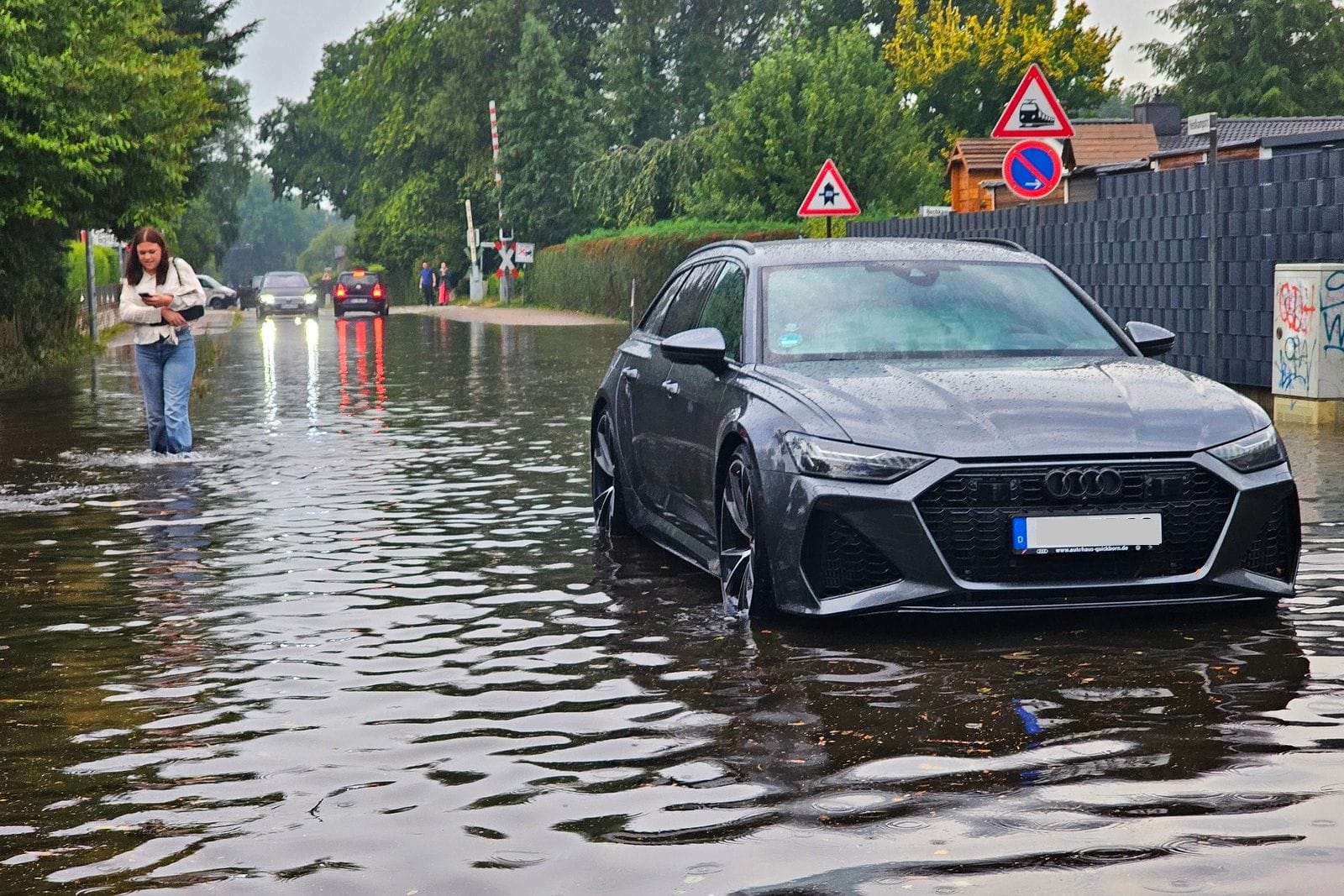 Wohnsiedlung in Quickborn steht unter Wasser: Die Feuerwehr ist im Einsatz.