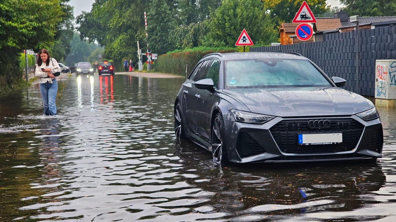 Wohnsiedlung in Quickborn steht unter Wasser: Die Feuerwehr ist im Einsatz.