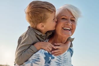 Viele Menschen haben Pläne für den Ruhestand: Mehr Zeit mit Partner und Familie, auf Reisen gehen – weiterarbeiten gehört eher nicht dazu.