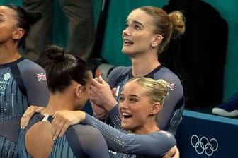 Becky Downie (l.) und Georgia-Mae Fenton (M.): Das Team freute sich über Bronze, hatte es aber nicht gewonnen.