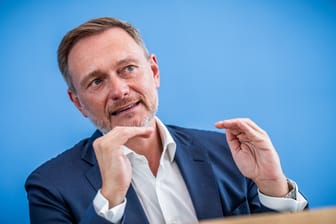 Bundesfinanzminister Christian Lindner (FDP): Mit dem zweiten Jahressteuergesetz 2024 nimmt die Abschaffung der Steuerklassen 3 und 5 ihren Gang.