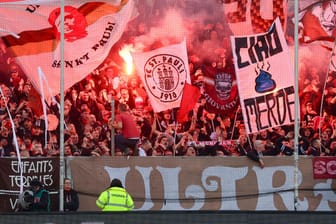 Fans des FC St. Pauli zünden Pyrotechnik (Archivbild): Der Aufsteiger feiert seine Bundesliga-Rückkehr nach 13 Jahren.