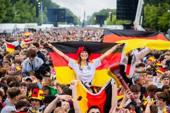 Deutschland-Fans jubelten beim Public Viewing in der Fanzone am Brandenburger Tor (Archivfoto).