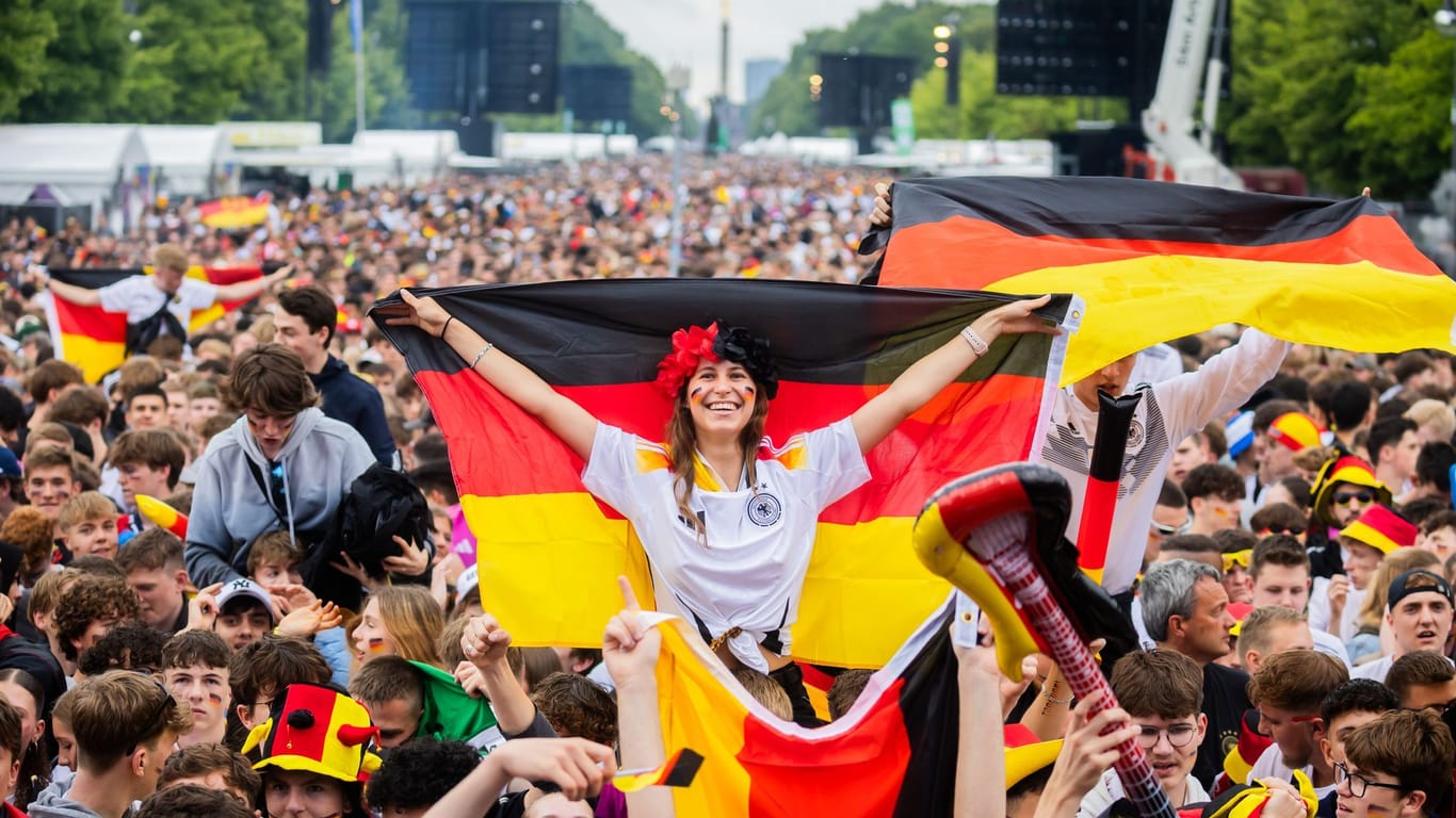 Deutschland-Fans jubelten beim Public Viewing in der Fanzone am Brandenburger Tor (Archivfoto).