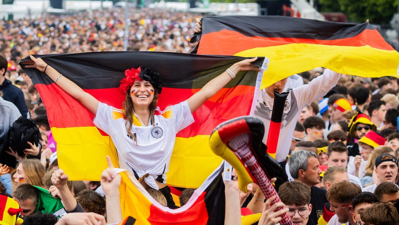 Deutschland-Fans jubelten beim Public Viewing in der Fanzone am Brandenburger Tor (Archivfoto).