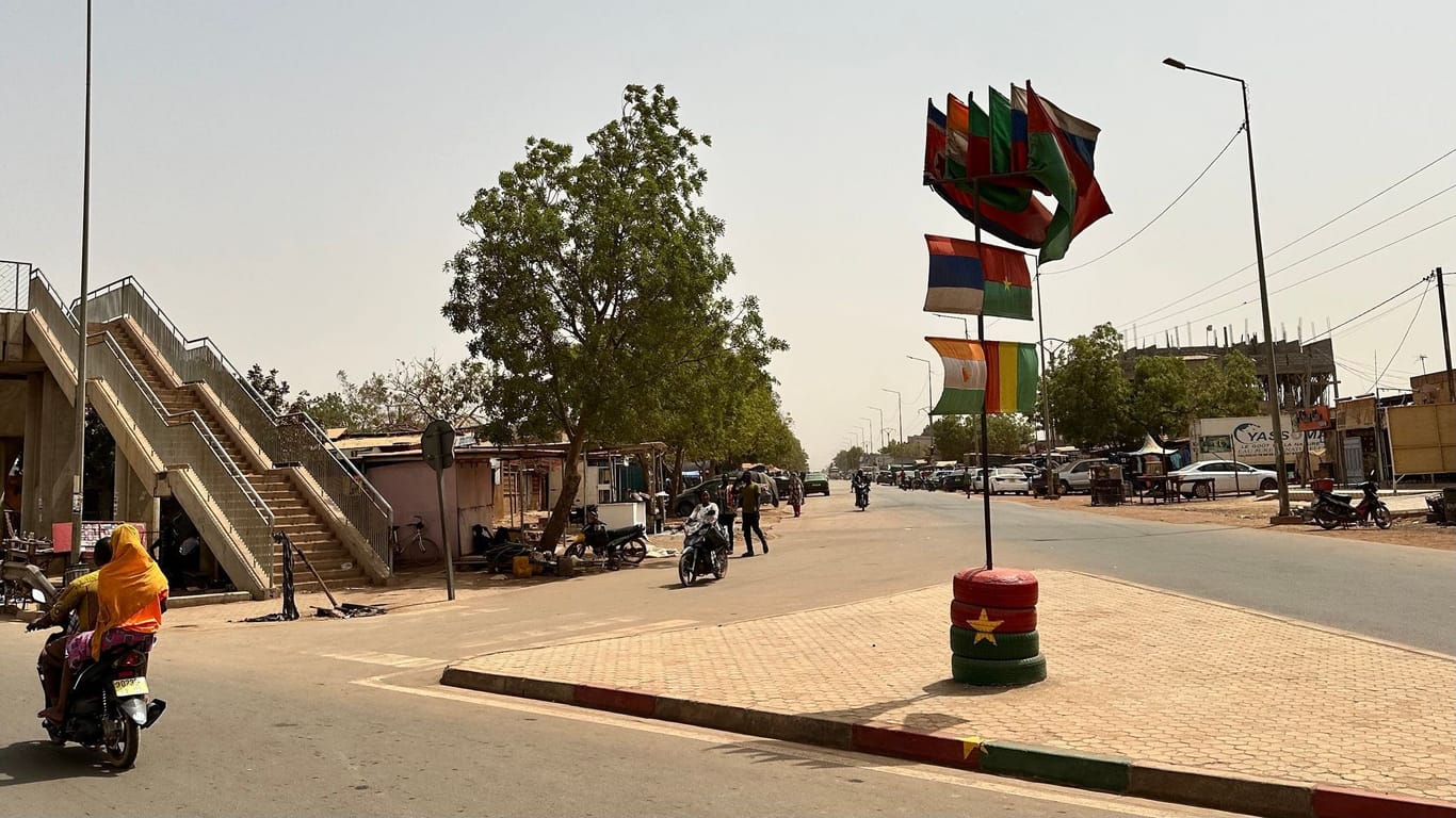 Straßenszene mit Fahnen in Burkina Faso