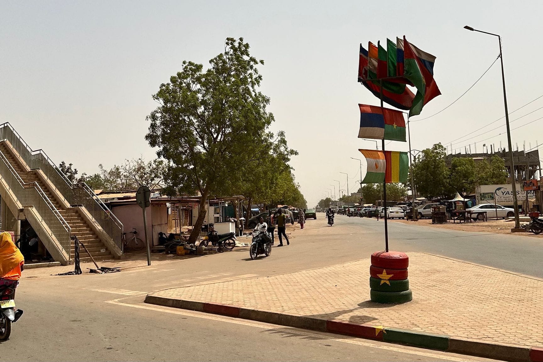 Straßenszene mit Fahnen in Burkina Faso