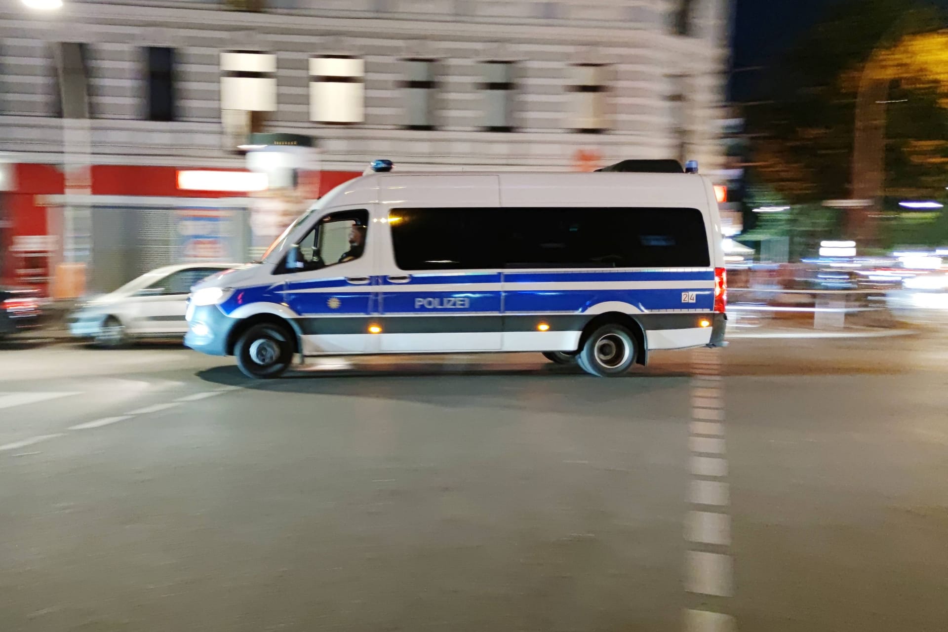 Einsatzwagen der Berliner Polizei (Archivfoto): In der Soldiner Straße wurde eine Person offenbar durch Schüsse verletzt.