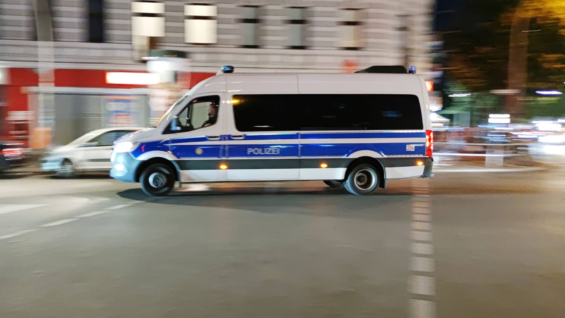 Einsatzwagen der Berliner Polizei (Archivfoto): In der Soldiner Straße wurde eine Person offenbar durch Schüsse verletzt.