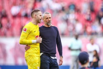 Peter Gulacsi (l) und Trainer Marco Rose RB Leipzig