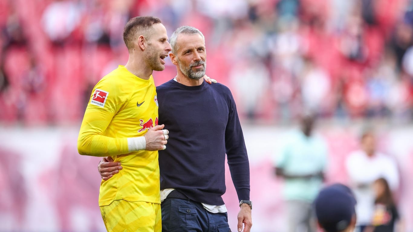 Peter Gulacsi (l) und Trainer Marco Rose RB Leipzig