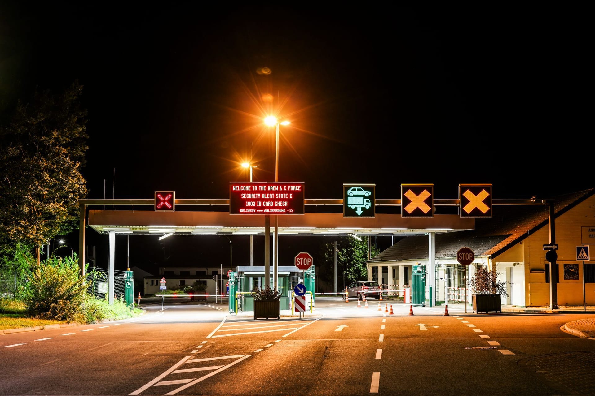 Szene am Abend in Geilenkirchen: Viele Mitarbeiter wurden nach Hause geschickt.