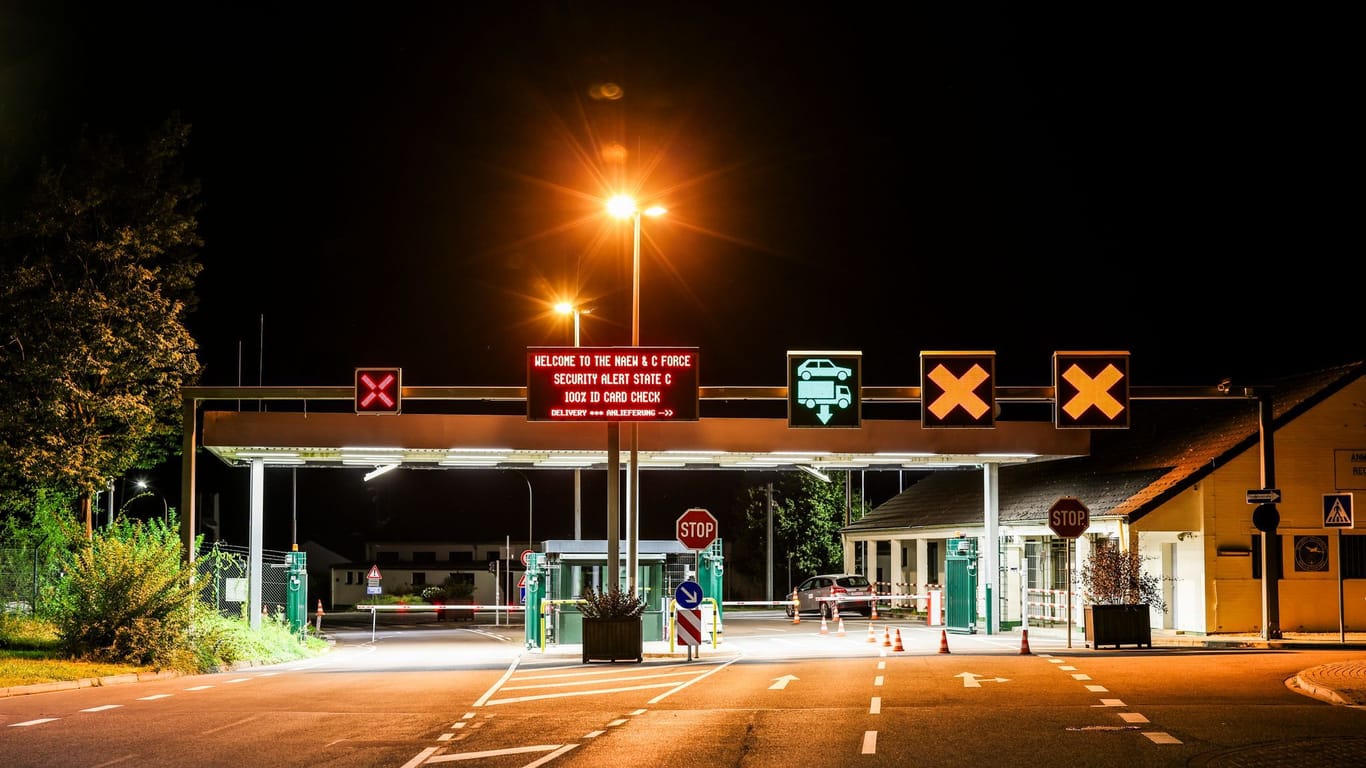 Szene am Abend in Geilenkirchen: Viele Mitarbeiter wurden nach Hause geschickt.