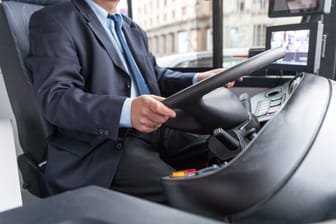 Busfahrerkabine (Symbolbild): Der 15-Jährige trug sogar ein Headset.